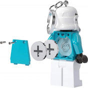 A LEGO Star Wars Stormtrooper LED kulcstartó szétszerelve, látható a két elem és a hátlap rögzítőcsavarjai.