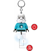 A LEGO Star Wars Stormtrooper LED kulcstartó működés közben, megjelölve a be-/kikapcsoló gombot és a két LED fényt a lábakban.