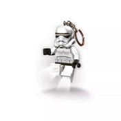 „Világító LEGO Star Wars Stormtrooper LED kulcstartó működés közben: a minifigura talpából erős fehér LED-fény világít előre, miközben a figura enyhén előredől, fehér háttér előtt.”