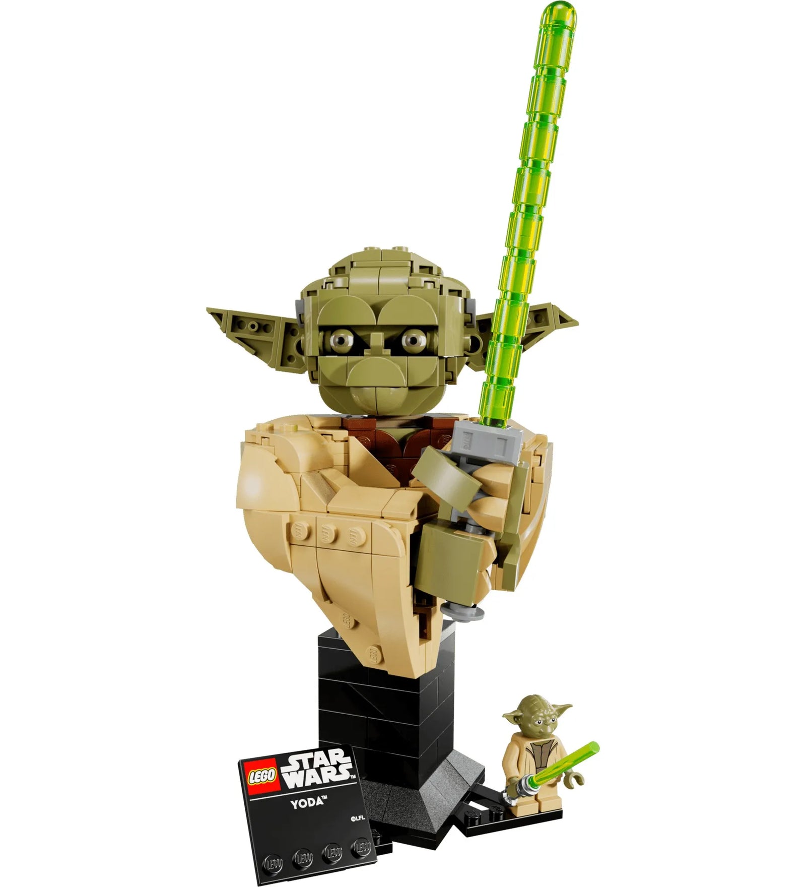 LEGO Star Wars Yoda mellszobor állvánnyal és névtáblával, mellette Yoda minifigura zöld fénykarddal, világos háttér előtt.