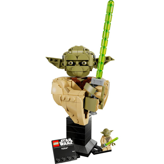 LEGO Star Wars Yoda mellszobor állvánnyal és névtáblával, mellette Yoda minifigura zöld fénykarddal, világos háttér előtt.