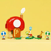 LEGO Super Mario: Buli Toad házában (72041) teljes készlet sárga háttéren – A gombaház, a gramofon és a kerti kiegészítők a két Toad figurával.