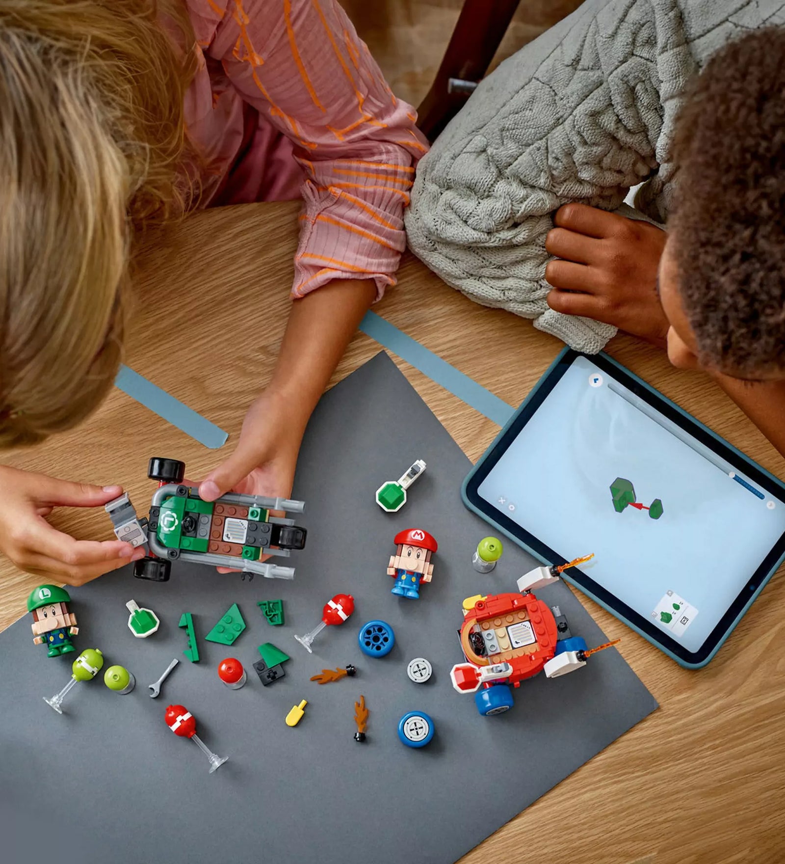 LEGO elemek szórakoztató építése közben, Baby Mario és Baby Luigi karakterekkel a LEGO Super Mario Mario Kart (72034) szettben.