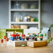 A LEGO Super Mario Mario Kart, Baby Mario és Baby Luigi (72034) szett színes alkatrészeivel és karaktereivel a játékszobában kiállítva.