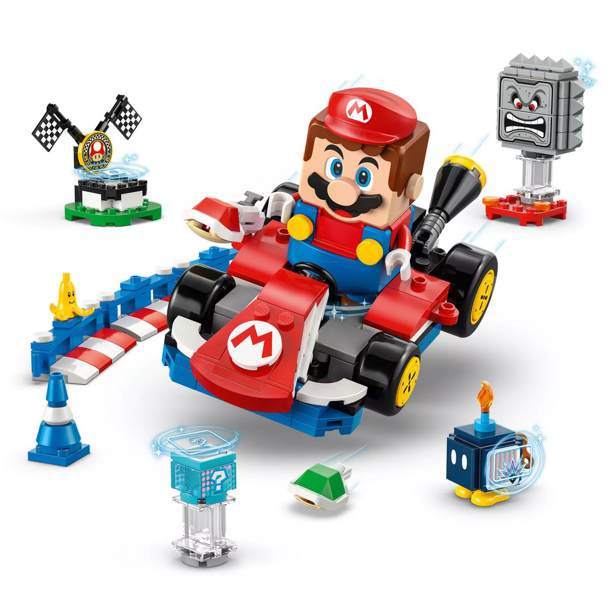 72043 LEGO Super Mario verseny – LEGO Mario gokarttal versenyez a LEGO Super Mario: Mario Kart készletben, körülötte akadályok és jutalmak.
