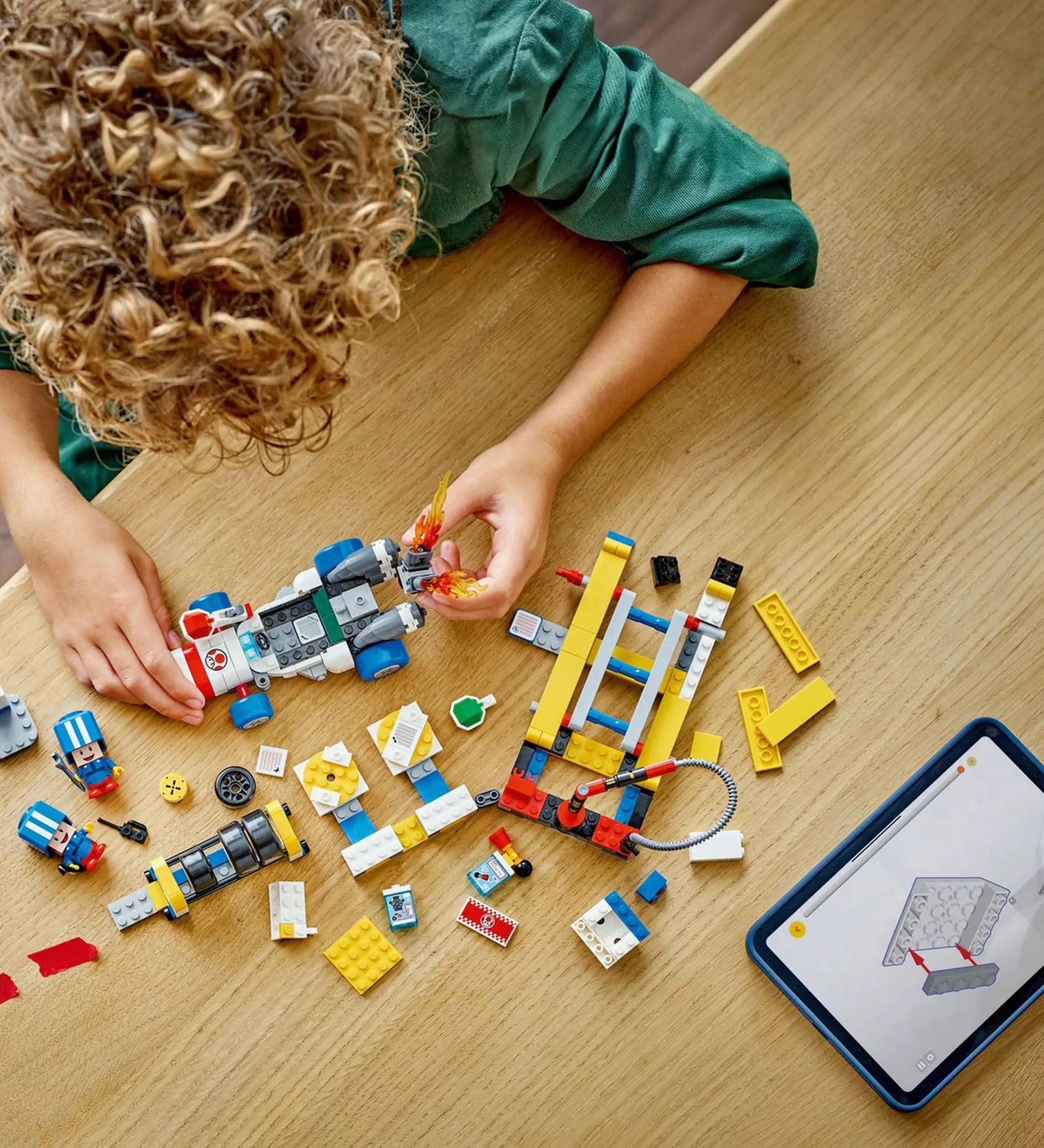 A LEGO Super Mario Mario Kart, Toad garázsa (72035) darabjaira szedve, bemutatva az építési folyamatot és a kreatív lehetőségeket, egy digitális útmutatóval kiegészítve.

