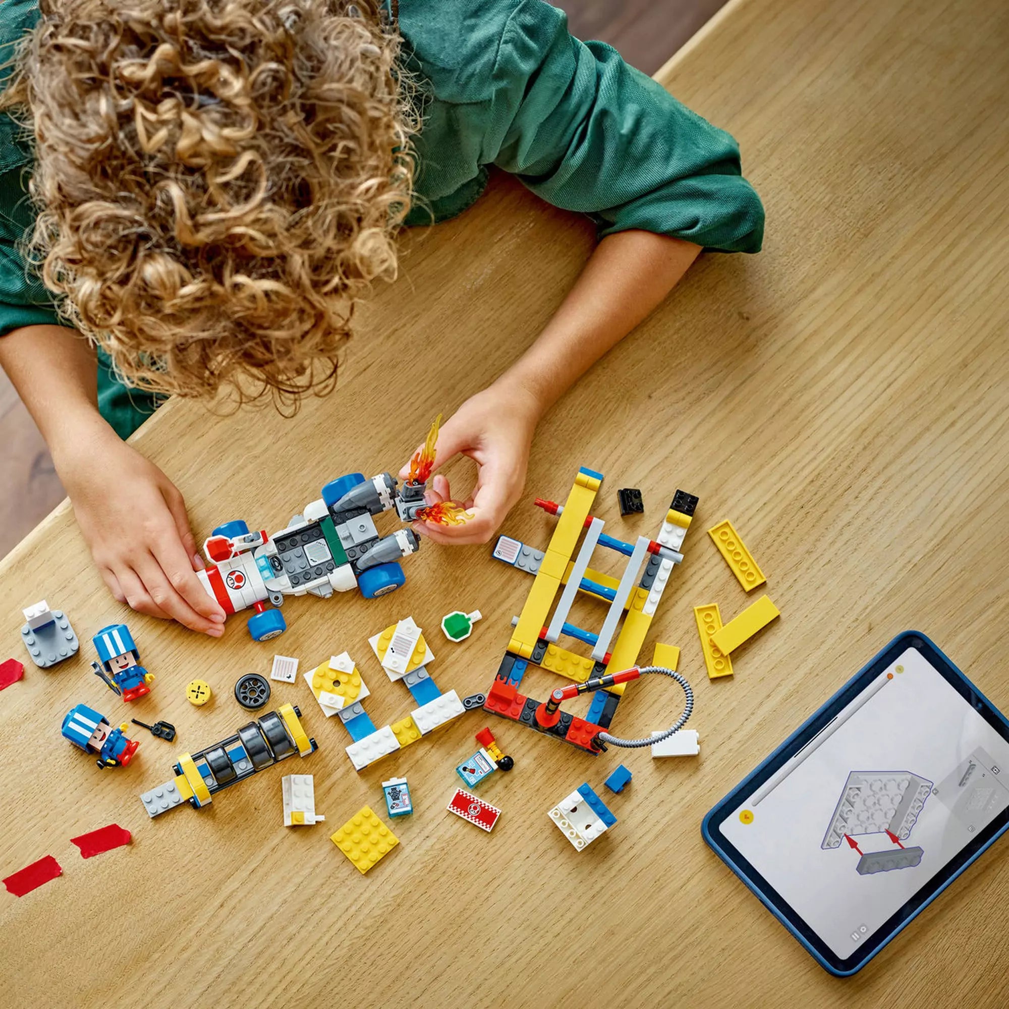 A LEGO Super Mario Mario Kart, Toad garázsa (72035) darabjaira szedve, bemutatva az építési folyamatot és a kreatív lehetőségeket, egy digitális útmutatóval kiegészítve.

