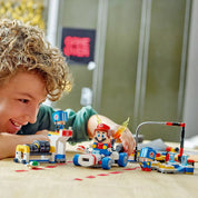 Egy gyerek játszik a LEGO Super Mario Mario Kart, Toad garázsa (72035) készlettel, ahol Mario autóját javítja és felkészíti a versenyre.
