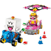 LEGO Super Mario: Mario Kart – Wario és King Boo figurák és gokartok kiállítva asztalon, forgalmi bójákkal kiegészítve.