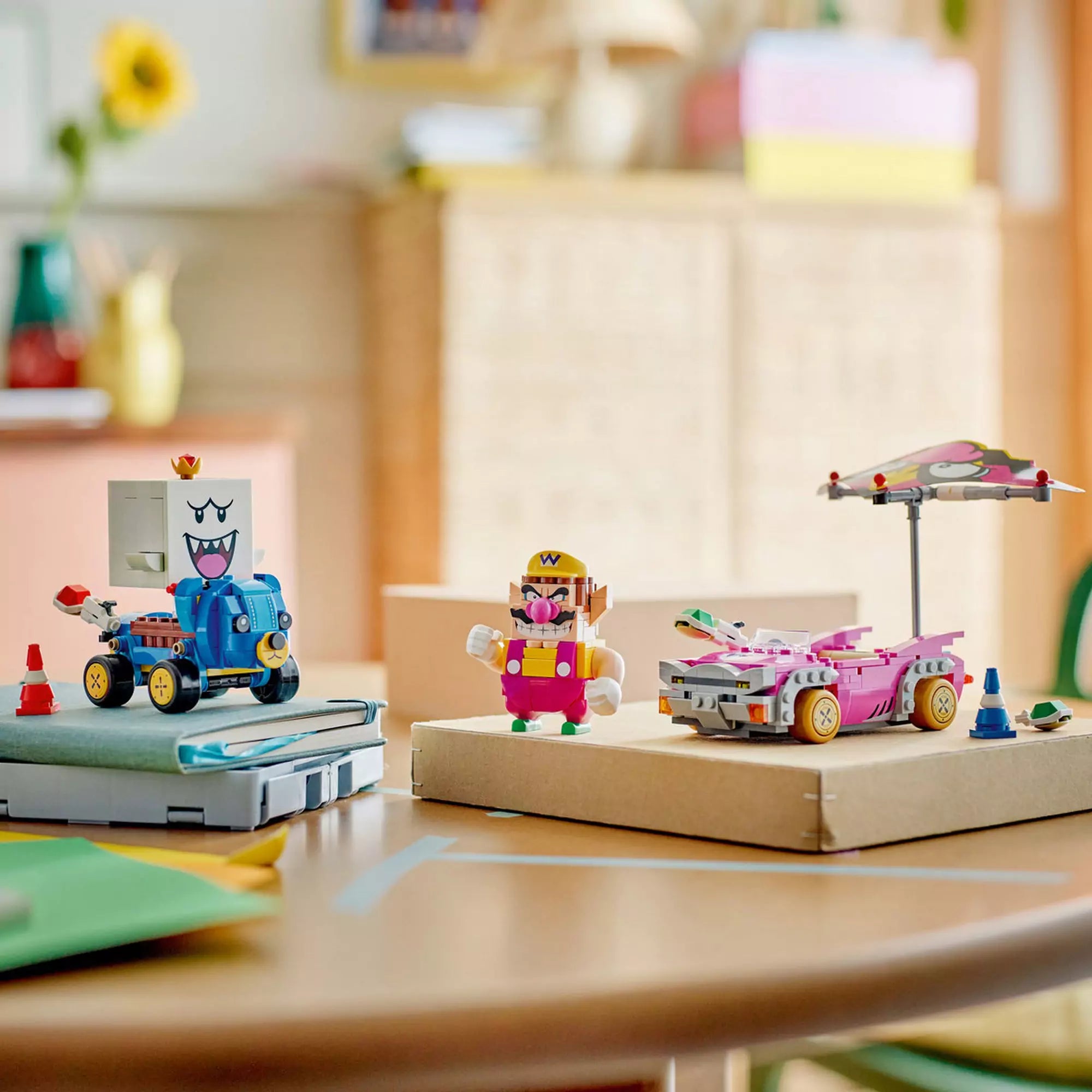 LEGO Super Mario: Mario Kart – Wario és King Boo gokartverseny akcióban, kagyló kilövés és sebességvonalak effektjeivel.