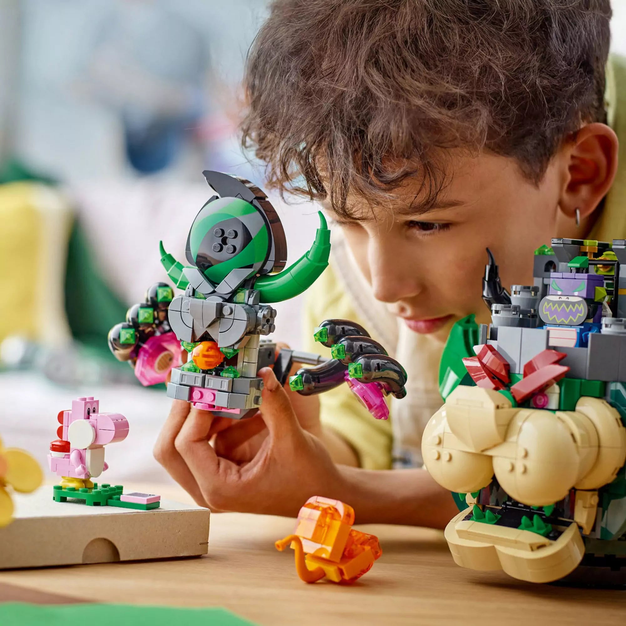 „LEGO Super Mario: Prince Florian és Bowser kastélya (72042) készlet, gyermek játék közben a mozgatható Bowser elemekkel.”