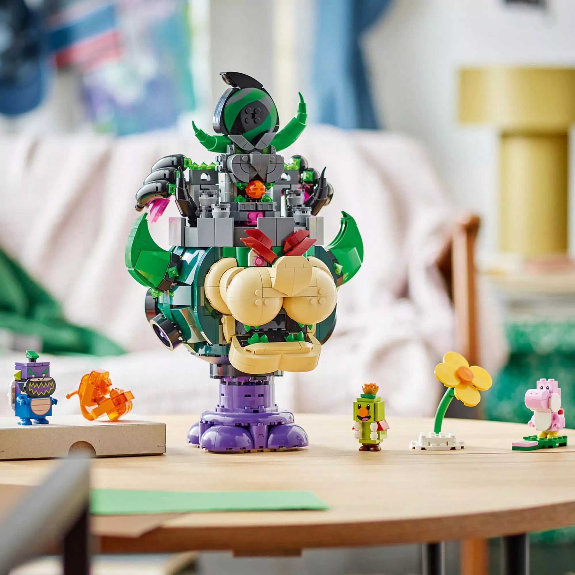 „LEGO Super Mario: Prince Florian és Bowser kastélya (72042) kirakva asztalon, a színes figurák és kiegészítők körülötte.”
