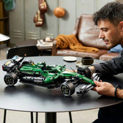 A megépített LEGO Aston Martin AMR25 modell játék és kiállítás közben.