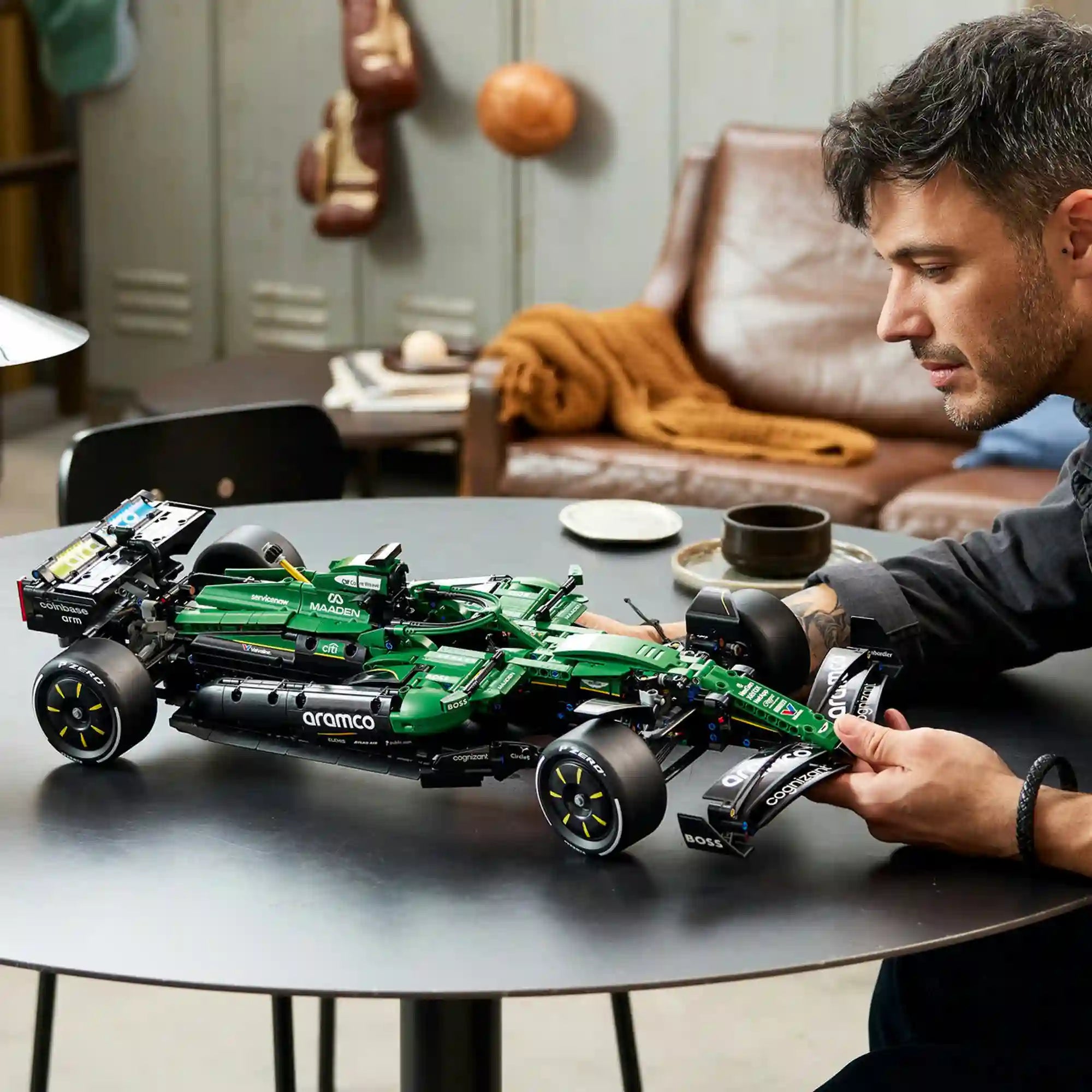 A megépített LEGO Aston Martin AMR25 modell játék és kiállítás közben.