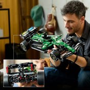 Közelkép a LEGO Aston Martin AMR25 modellről működő hátsó szárnnyal.