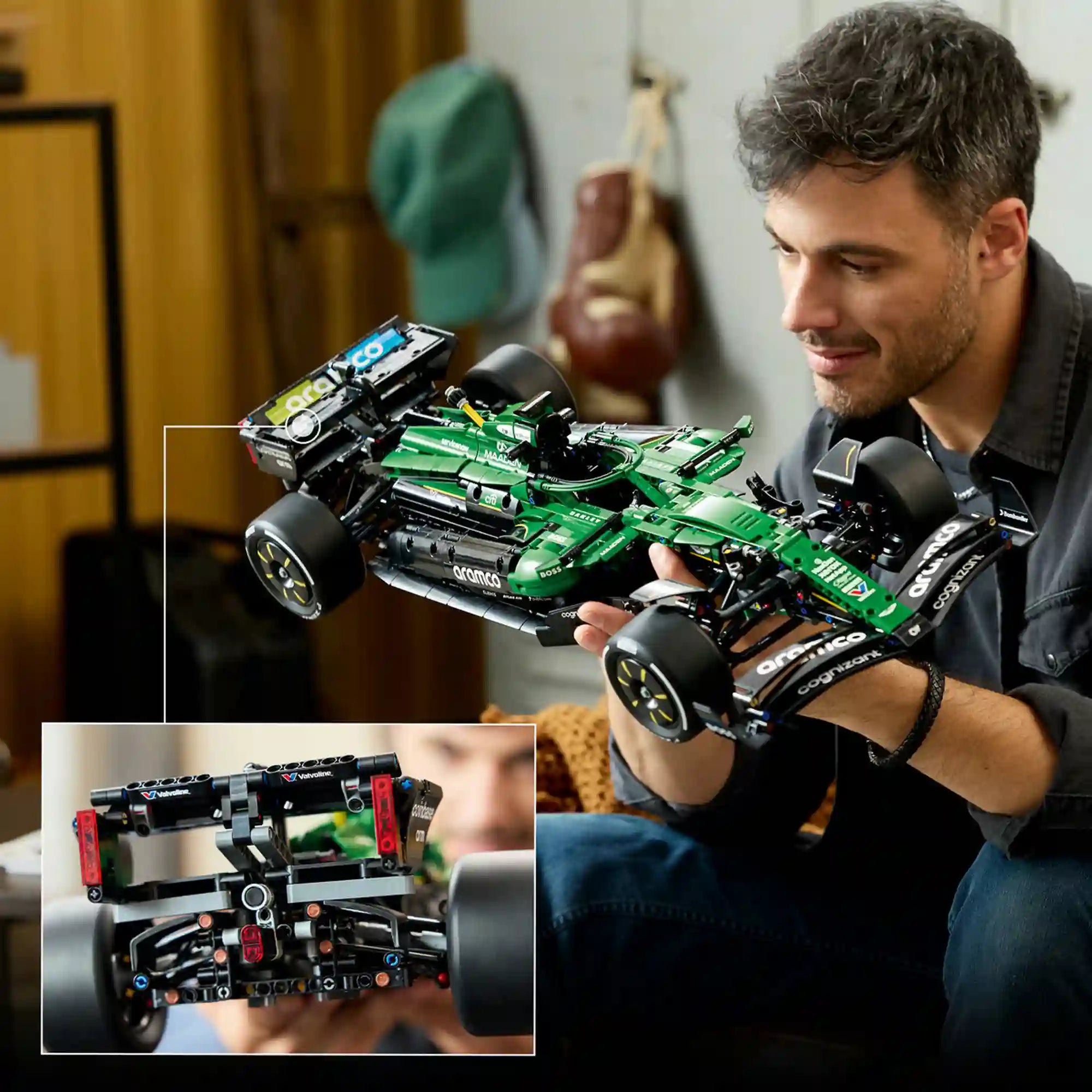 Közelkép a LEGO Aston Martin AMR25 modellről működő hátsó szárnnyal.