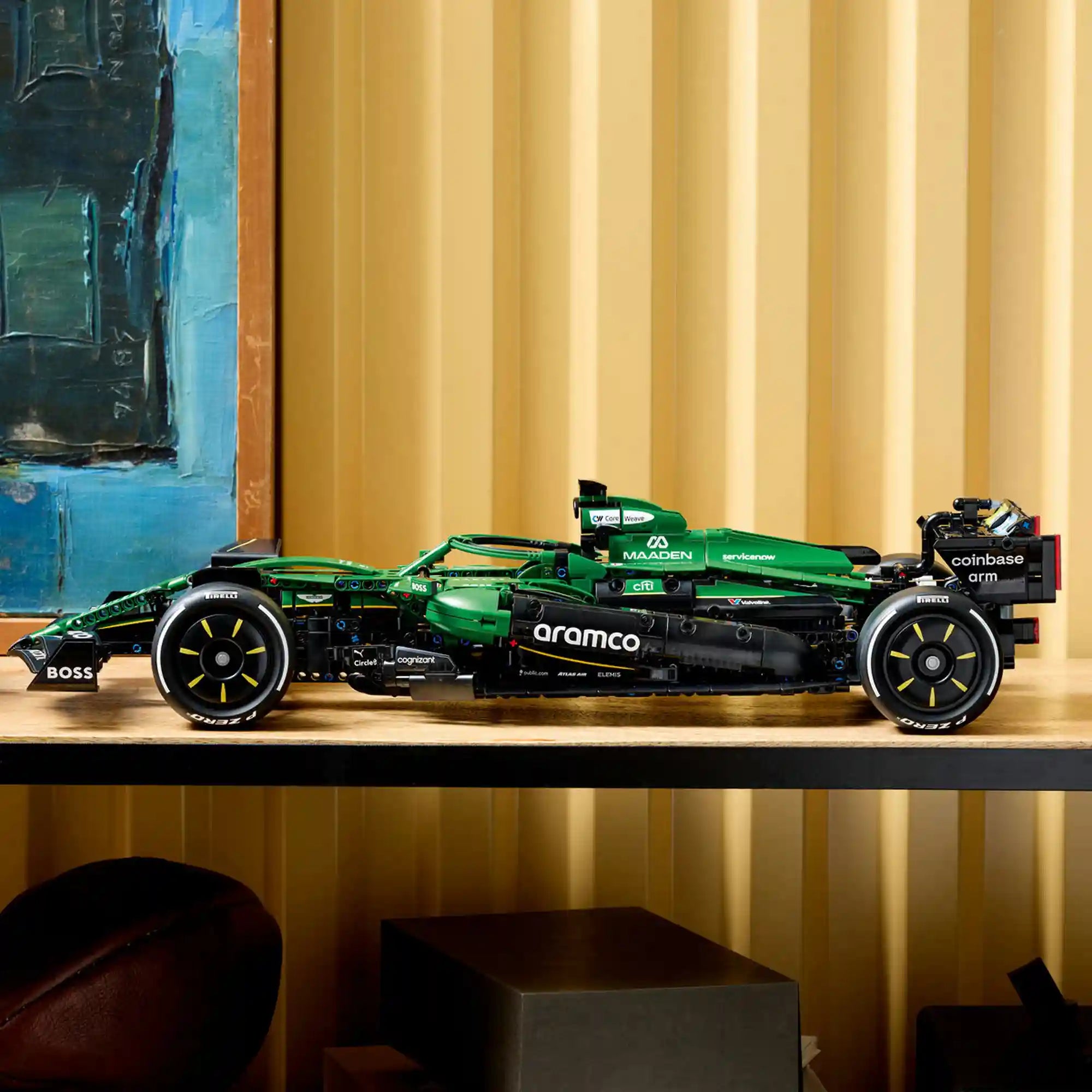 Oldalnézetből kiállított LEGO Technic Aston Martin Aramco AMR25 F1 autó.