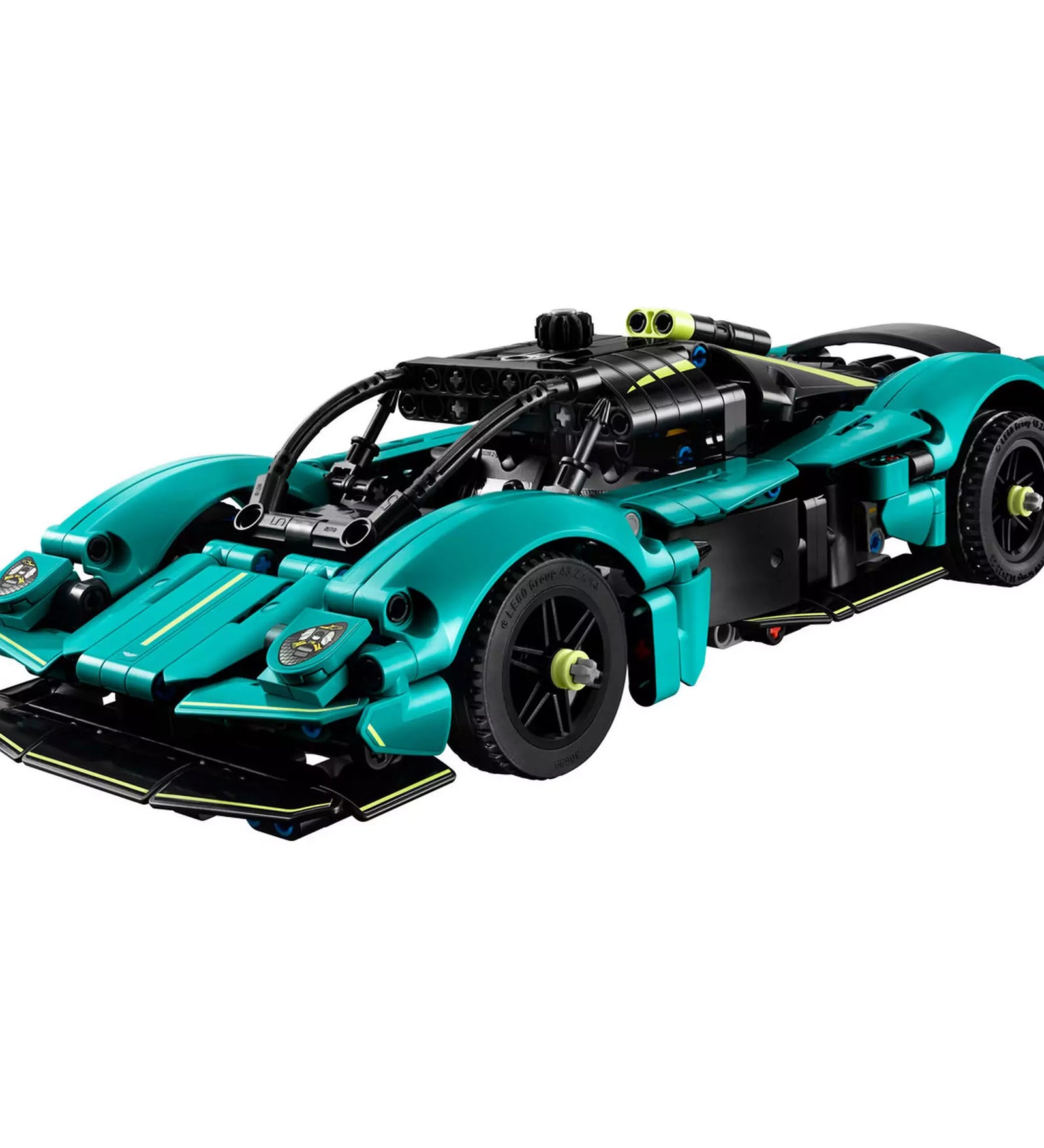 A LEGO Technic Aston Martin Valkyrie (42208) teljesen összeszerelt modellje fehér háttér előtt, jól látható első sárvédőkkel, légterelőkkel és áramvonalas karosszériával.