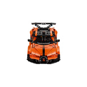 LEGO Technic Bugatti Chiron Pur Sport elölnézetben, jellegzetes patkó alakú hűtőráccsal és narancssárga karosszériával