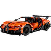 LEGO Technic Bugatti Chiron Pur Sport modell elölnézetből oldalirányban, részletgazdag karosszériával és sportos vonalvezetéssel