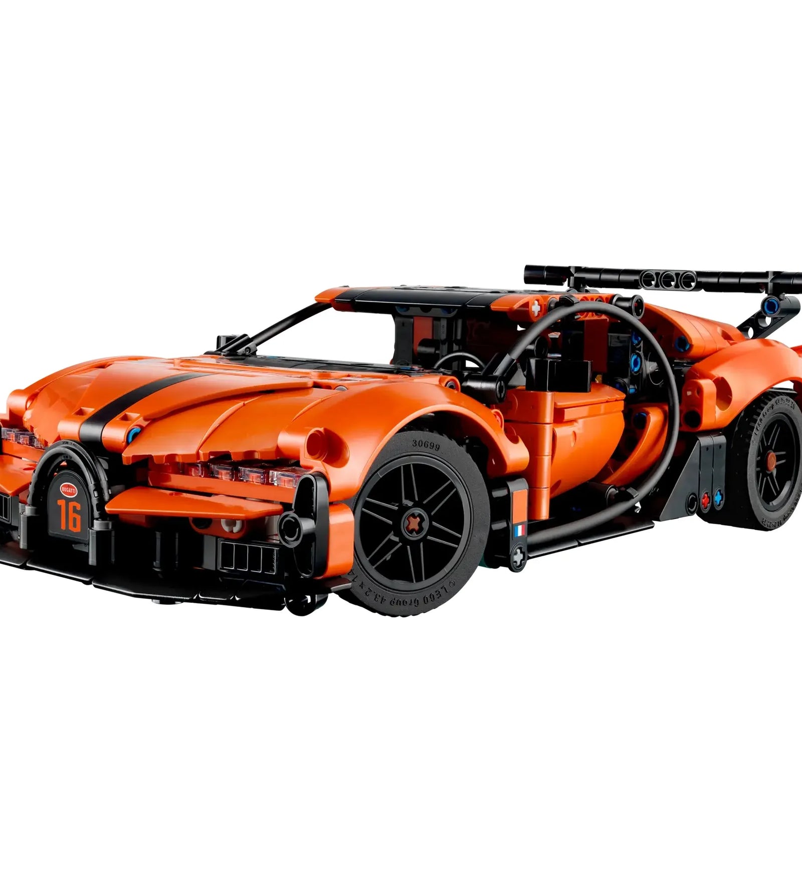 LEGO Technic Bugatti Chiron Pur Sport modell elölnézetből oldalirányban, részletgazdag karosszériával és sportos vonalvezetéssel