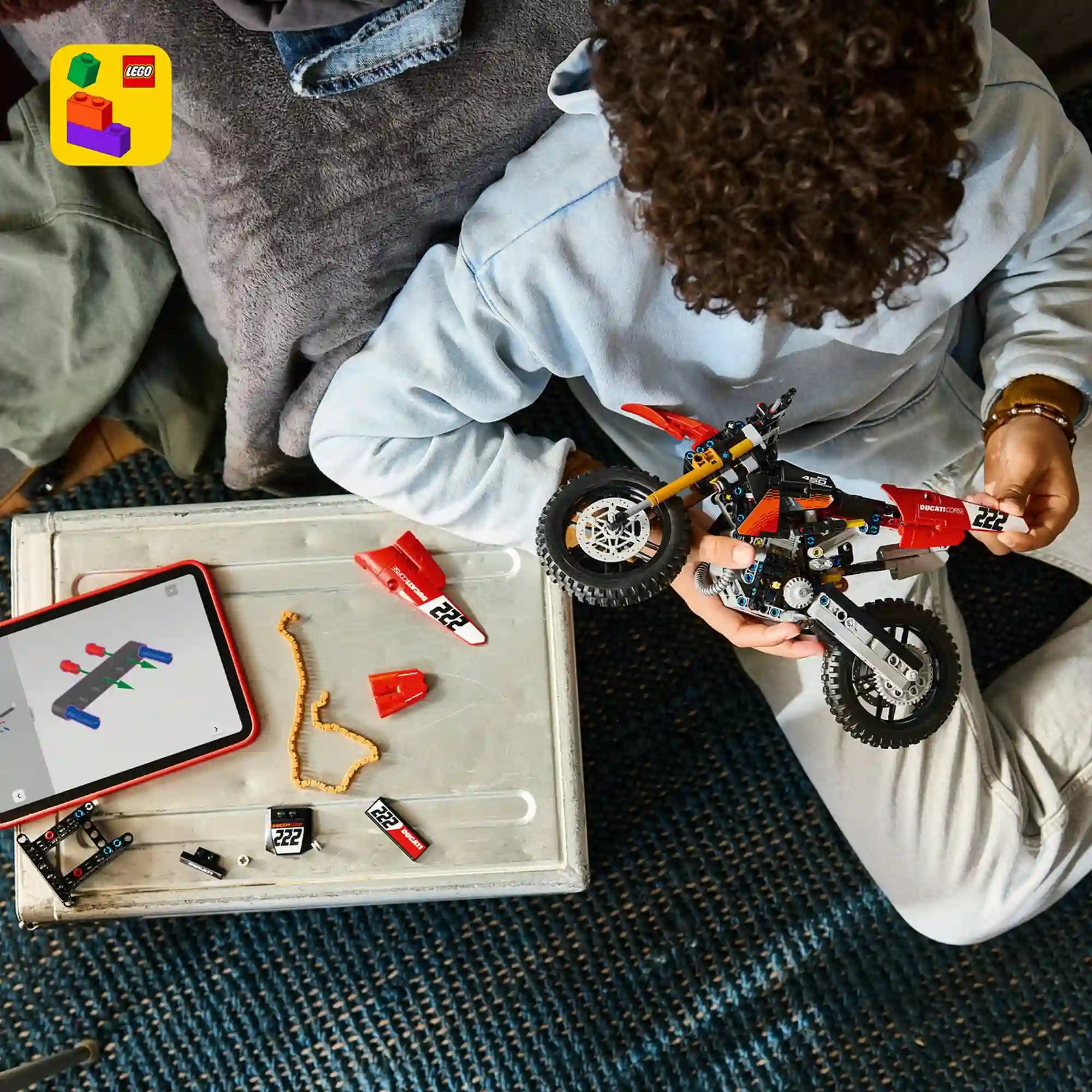 A LEGO Technic: Ducati Desmo450 MX Factory motorkerékpár 42238 építése a LEGO Builder alkalmazás segítségével.