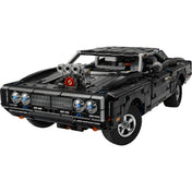 Az összeépített LEGO Dodge Charger R/T részletgazdag első nézete kompresszoros V8-as motorral, klasszikus hűtőráccsal és sportos kialakítással.