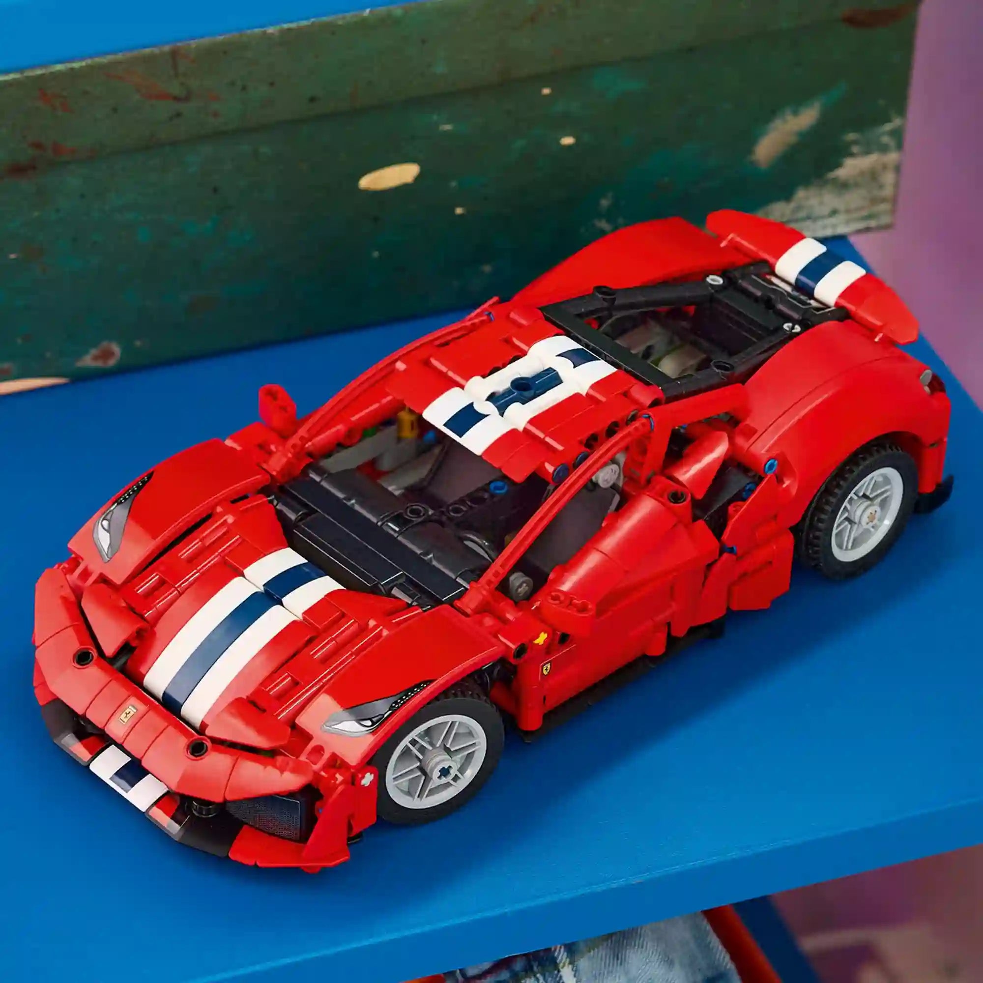A LEGO Technic: Ferrari 488 Pista 42235 megépített Ferrari modell kiállítva egy polcon.