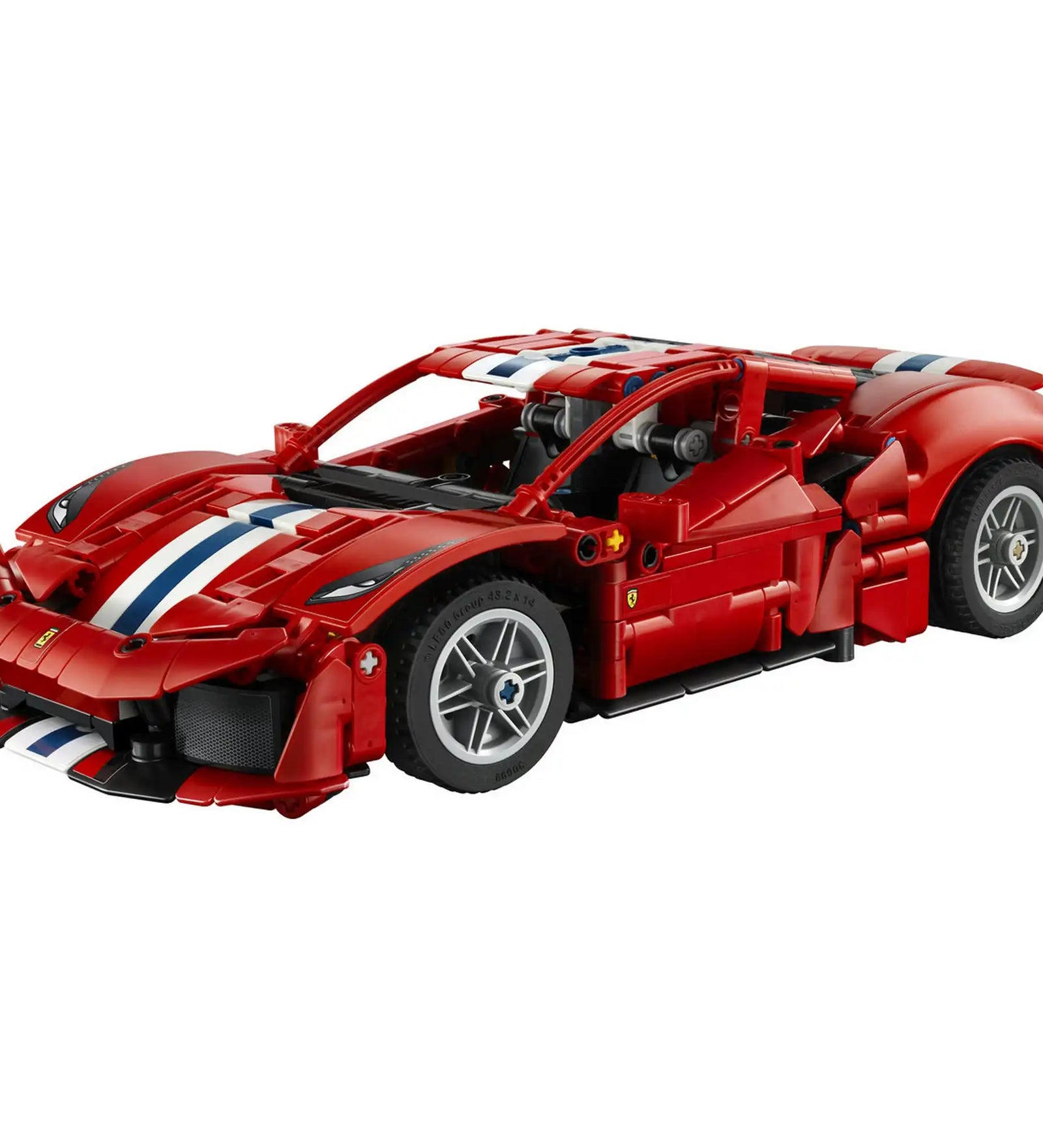 A LEGO Technic: Ferrari 488 Pista 42235 megépített sportautó fehér háttéren.