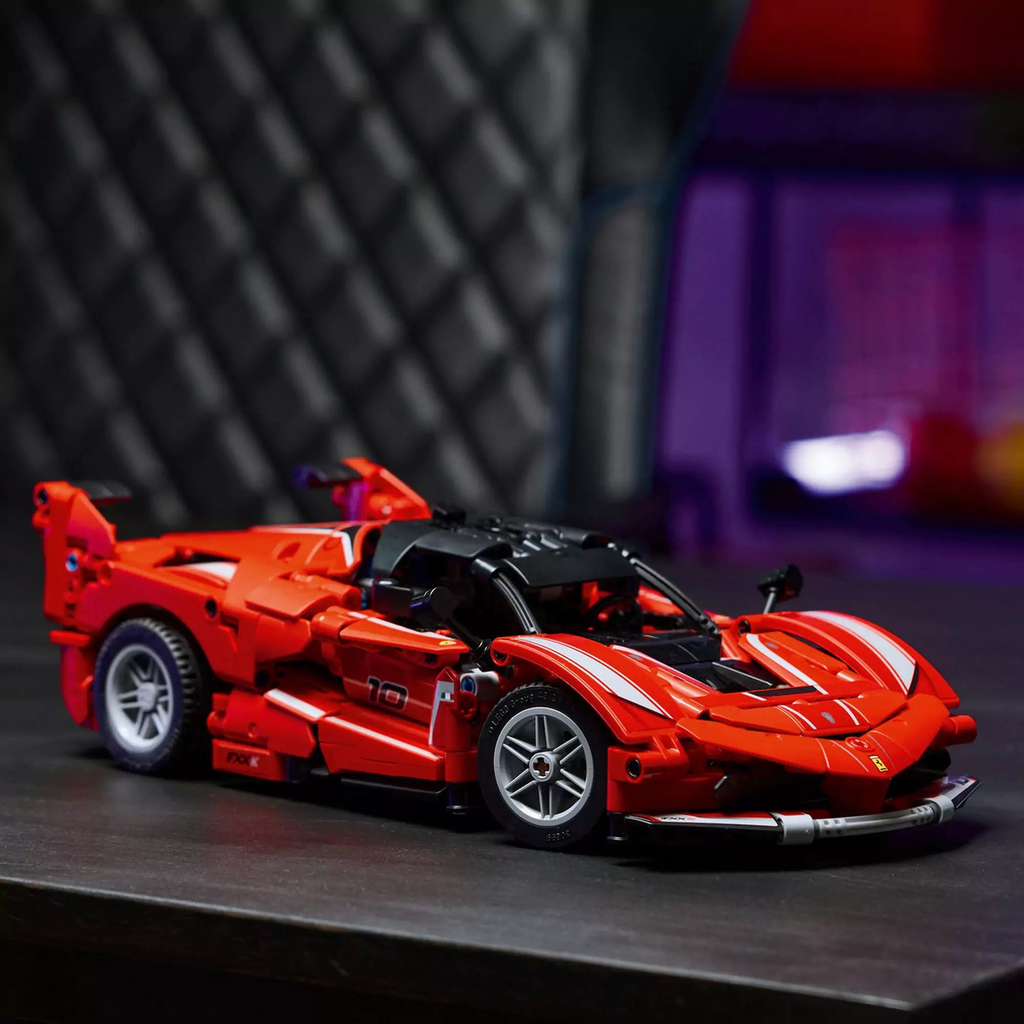 LEGO Technic Ferrari FXX K (42212) asztalon kiállítva – Az elkészült piros Ferrari modell szobai háttérben, kiemelve a részletes karosszériát.