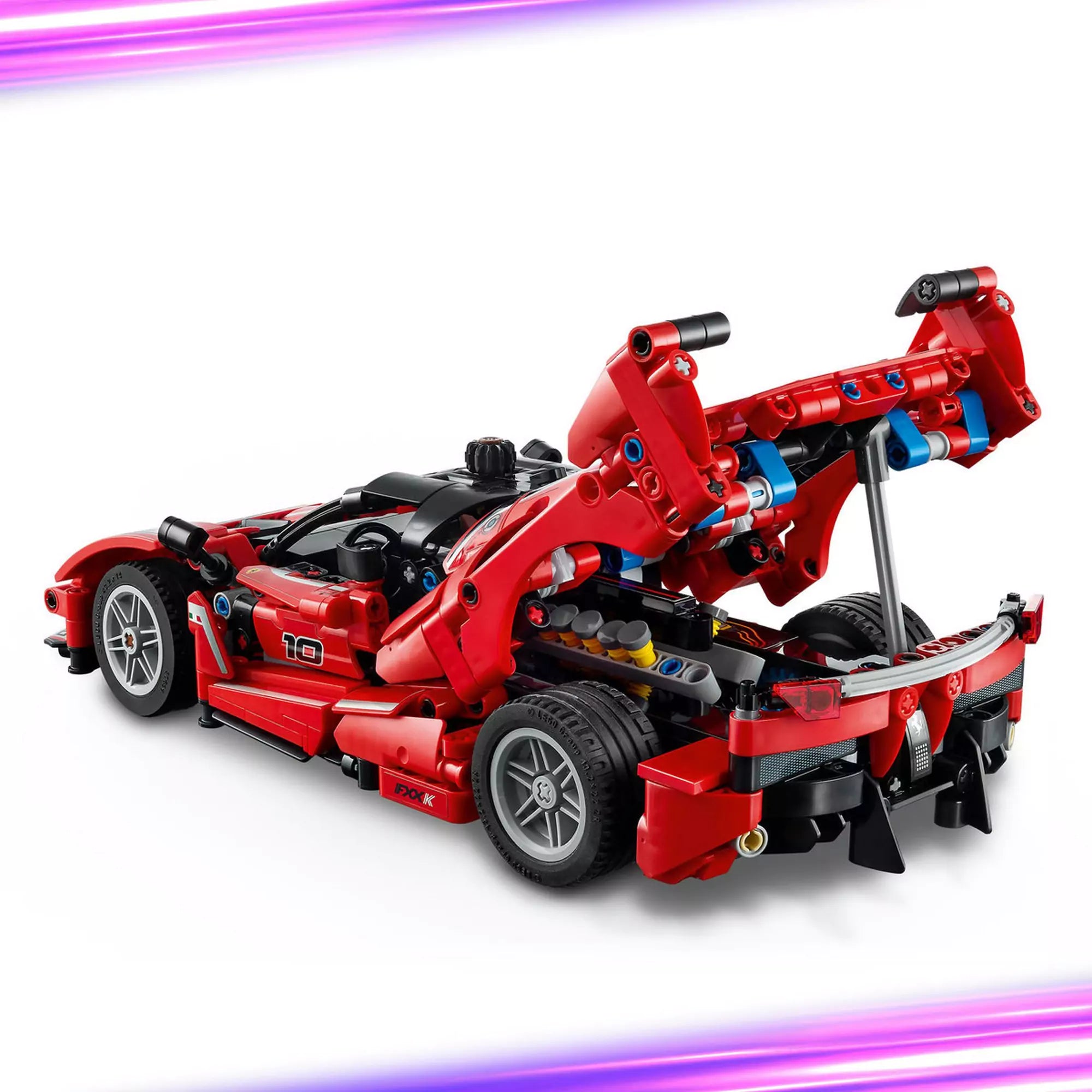 LEGO Technic Ferrari FXX K (42212) hátulnézet – A felnyitott motortakaró alatt látható a részletes motor és hátsó mechanika.