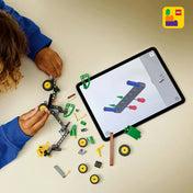 LEGO Technic: John Deere 1470H kerekes betakarítógép 42218 – Alkatrészek és digitális építési útmutató tablet kijelzőn.