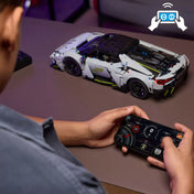 LEGO Technic Lamborghini Revuelto (42214) távirányítás közben – Gyermek mobiltelefonról irányítja a LEGO szuper sportautót CONTROL+ alkalmazással.