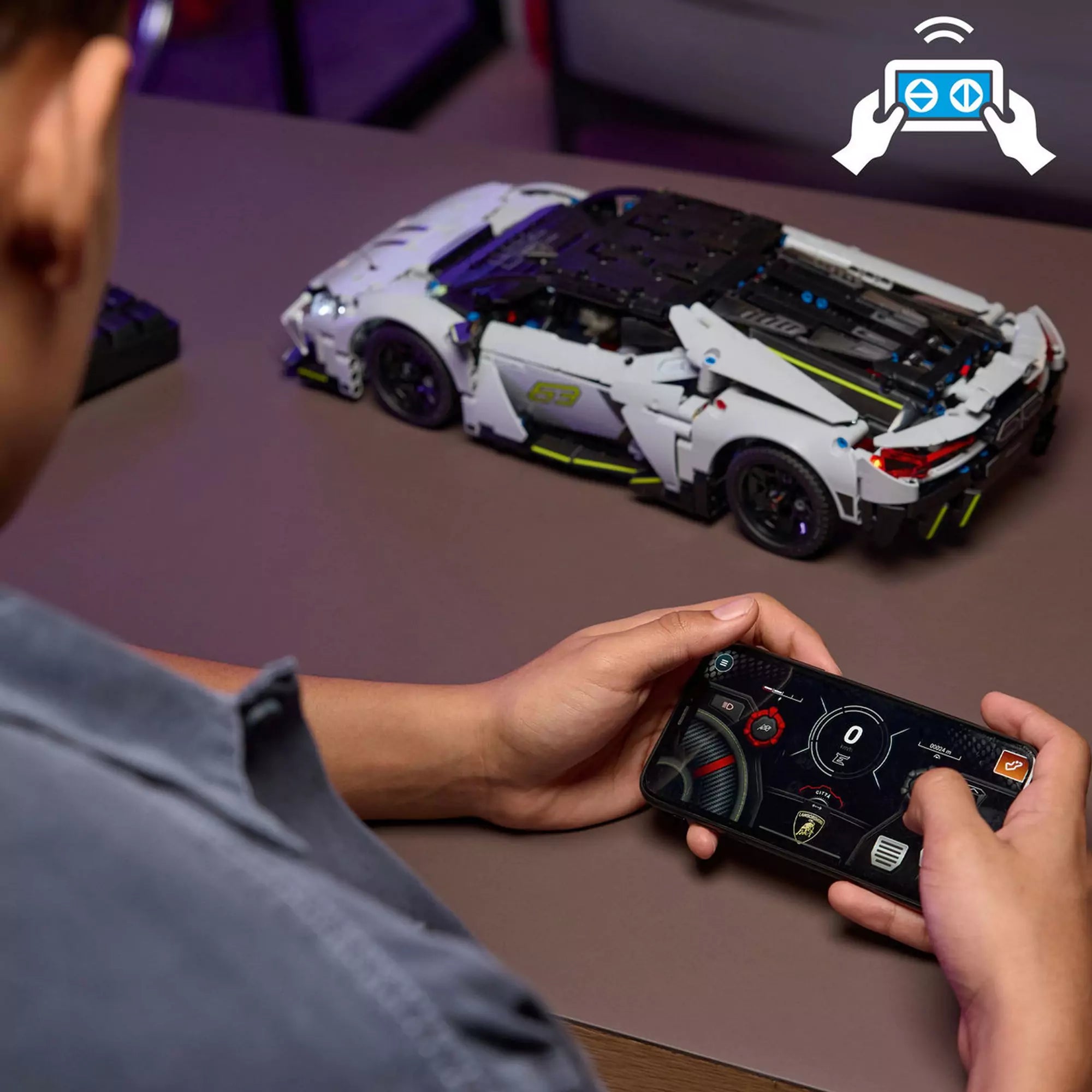 LEGO Technic Lamborghini Revuelto (42214) távirányítás közben – Gyermek mobiltelefonról irányítja a LEGO szuper sportautót CONTROL+ alkalmazással.