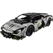 LEGO Technic Lamborghini Revuelto (42214) elölnézet – A valósághű sportautómodell szürke színben, kiemelt első részletekkel és aerodinamikai elemekkel.