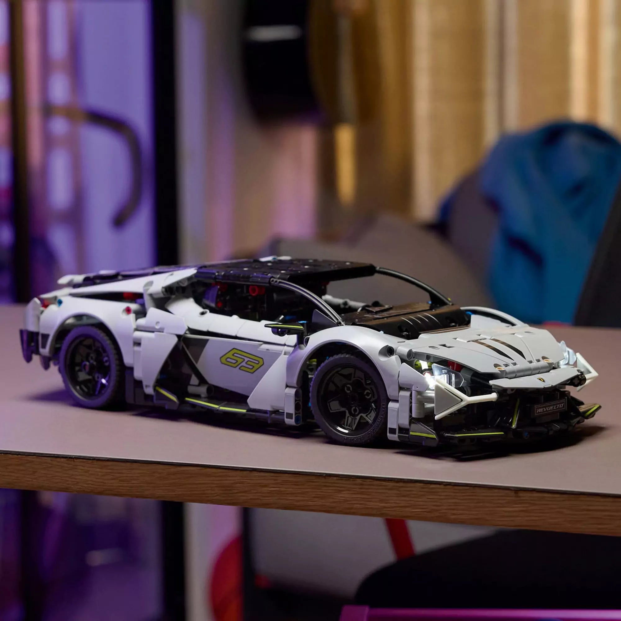 LEGO Technic Lamborghini Revuelto (42214) kiállítva asztalon – Az elkészült szürke sportautó beltéri háttérben, részletes karosszériával.