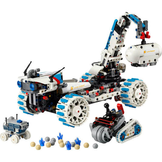 LEGO Technic Lunar Outpost Holdjáró (42211) teljes készlet tartalma: fő holdjáró, kis roverek és kiegészítők közelről.