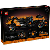 LEGO Technic McLaren MCL39 F1 autó (42228) építőkészlet dobozának hátoldala, amely bemutatja az 1:8 méretarányú Formula–1 modell részleteit és funkcióit.