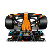 LEGO Technic McLaren MCL39 F1 autó (42228) első szárnyának és felfüggesztésének közeli képe, részletes aerodinamikai elemekkel.