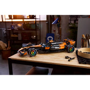 LEGO Technic McLaren MCL39 F1 autó (42228) megépített modell kiállítva egy asztalon, részletgazdag Formula–1 dizájnnal.