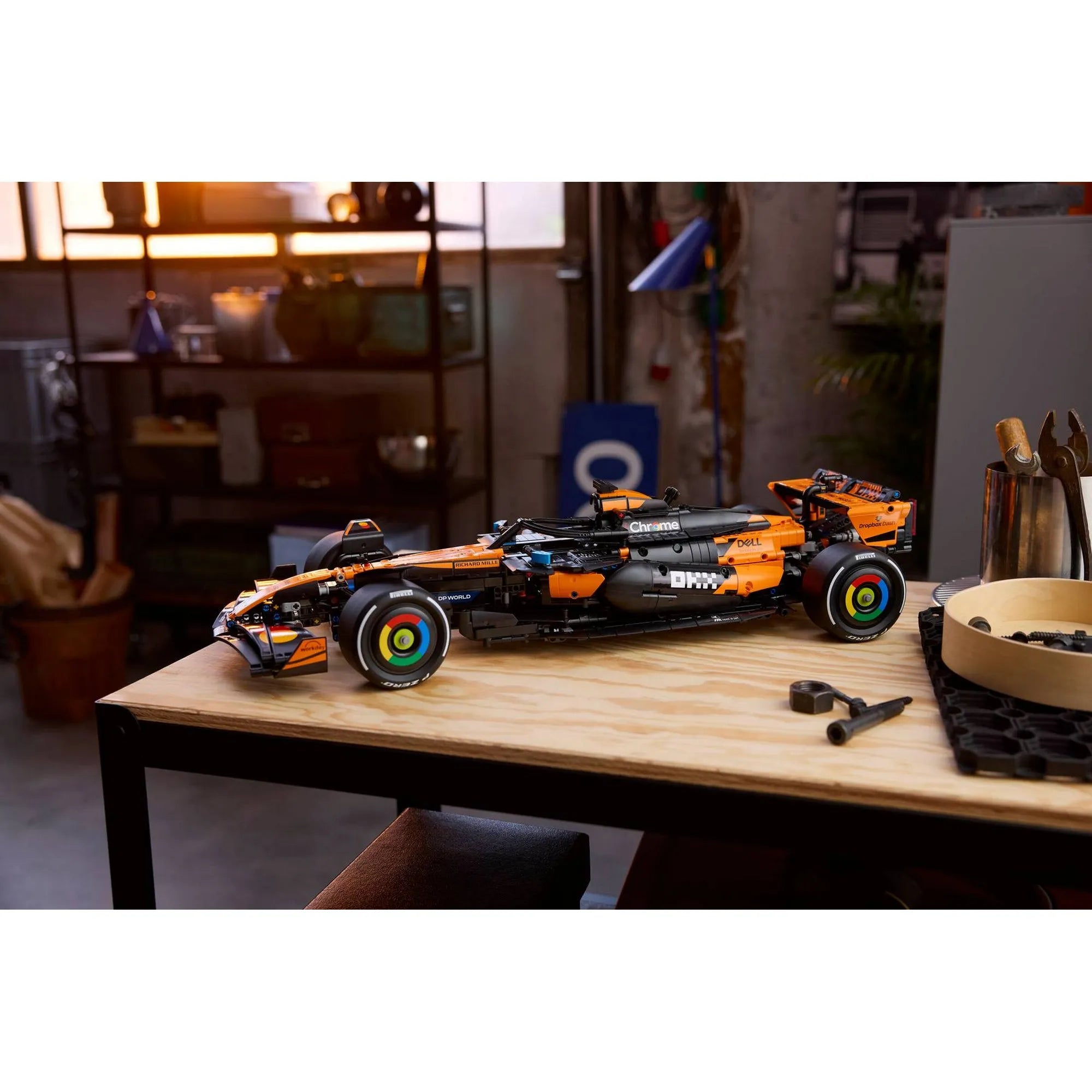 LEGO Technic McLaren MCL39 F1 autó (42228) megépített modell kiállítva egy asztalon, részletgazdag Formula–1 dizájnnal.