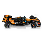 LEGO Technic McLaren MCL39 F1 autó (42228) oldalnézeti képe, amely jól láthatóvá teszi a részletes aerodinamikai elemeket és a versenyautó formáját.