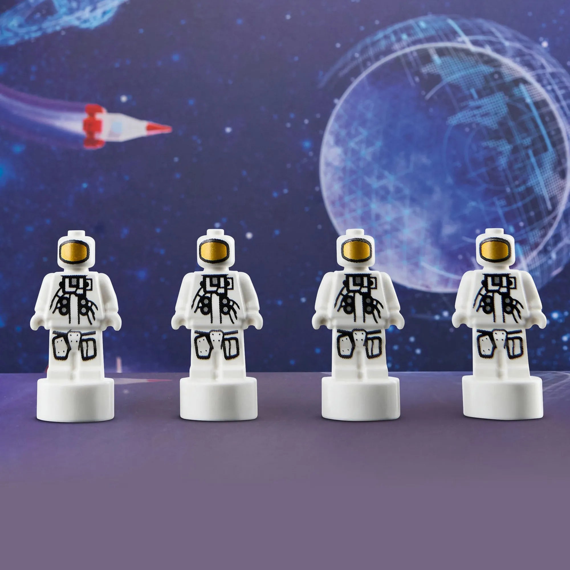 LEGO Technic: NASA Artemis rakétakilövő rendszer 42221 – Négy űrhajós mikrofigura egymás mellett, űrbéli háttérrel.