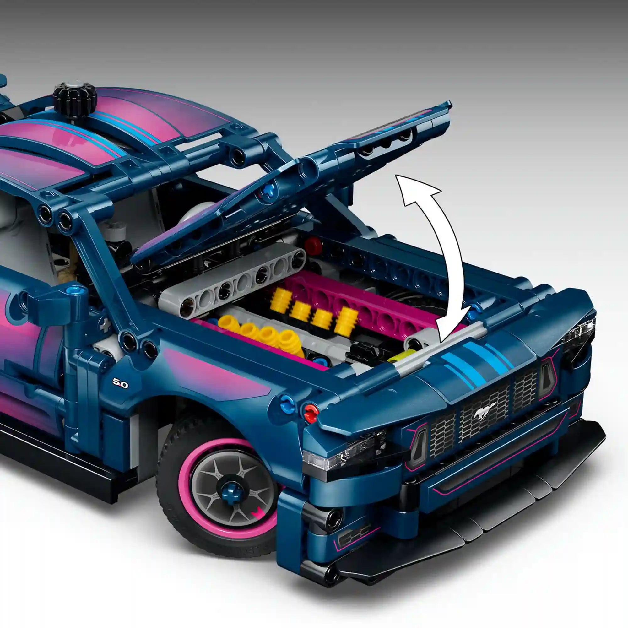 LEGO Technic Ford Mustang GT 42236 nyitható csomagtartóval, amely alatt látható a V8-as motor.
