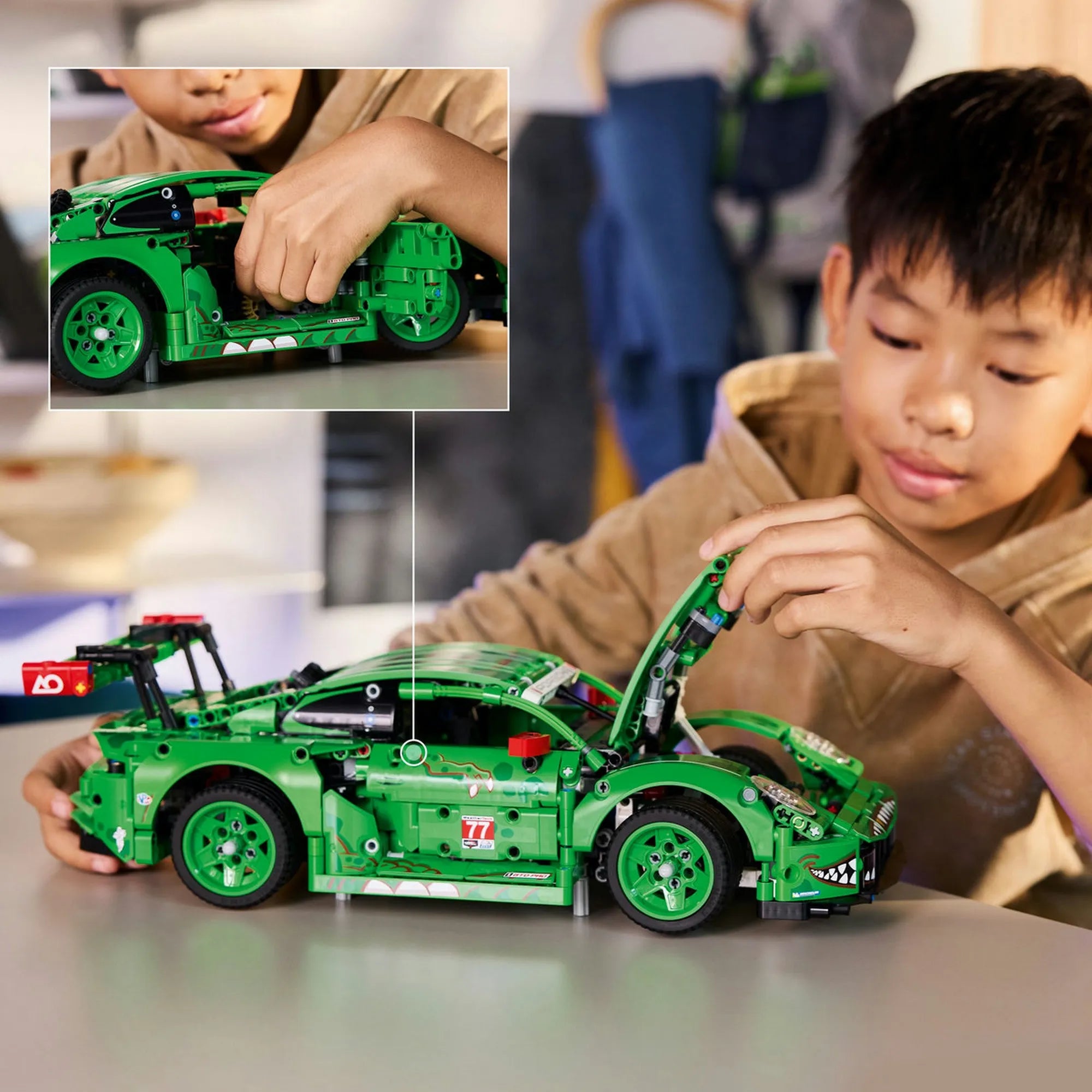 Gyermek a LEGO Technic Porsche 911 GT3 R REXY AO Racing versenyautó ajtaját nyitja, kiemelve a működő funkciókat