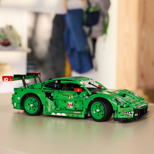 LEGO Technic Porsche 911 GT3 R REXY AO Racing zöld dinoszaurusz-mintás versenyautó oldalnézetben, részletes karosszériával és zöld felnikkel