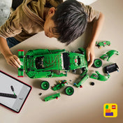 Felülnézetes kép a LEGO Technic Porsche 911 GT3 R REXY AO Racing modellről részben szétszerelve, kerekekkel és karosszériaelemekkel az asztalon