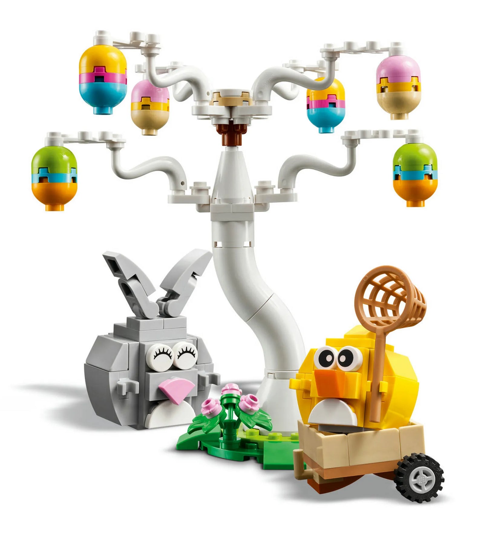 LEGO Tojásvadászat nyuszival és csibével 40808 – A készlet elemei fehér háttéren: tojásfa, húsvéti csibe kocsival és szürke nyuszi figura.