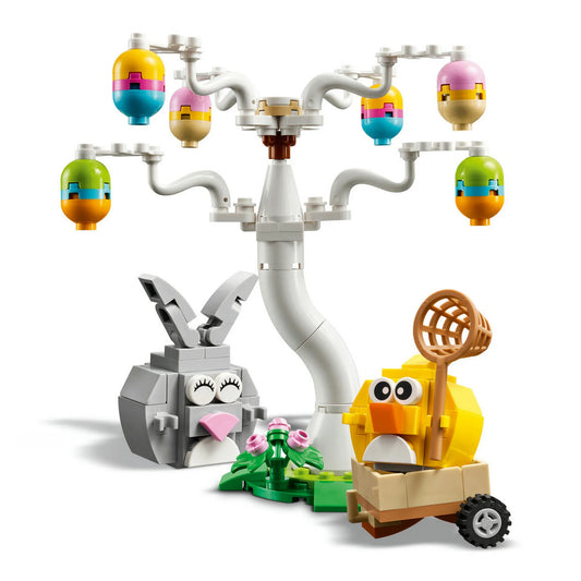 LEGO Tojásvadászat nyuszival és csibével 40808 – A készlet elemei fehér háttéren: tojásfa, húsvéti csibe kocsival és szürke nyuszi figura.