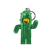 A LEGO Kaktusz jelmezes kulcstartó közeli képe, mosolygó sárga fejjel és zöld, tüskés kaktuszjelmezben, fém kulcskarikával a tetején.